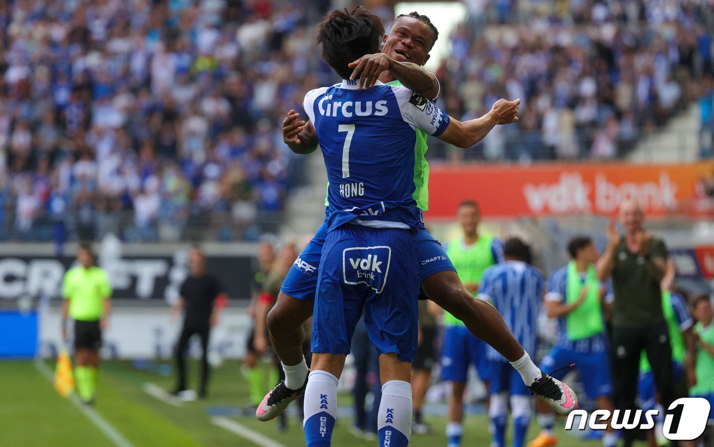 본문 이미지 - 헨트 공격수 홍현석이 득점을 터트린 뒤 동료와 포효하고 있다. ⓒ AFP=뉴스1