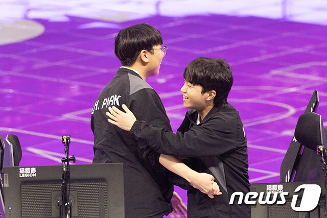 본문 이미지 - 경기가 끝난 직후 헤드셋을 벗어던지고 포옹하는 룰러와 케리아의 모습. 믹스트존에서 당시 상황을 묻자 두 선수는 "너무 기분 좋다", "한달 고생했다"는 얘기를 했다고 전했다. 2023.9.29/ⓒ공동취재단