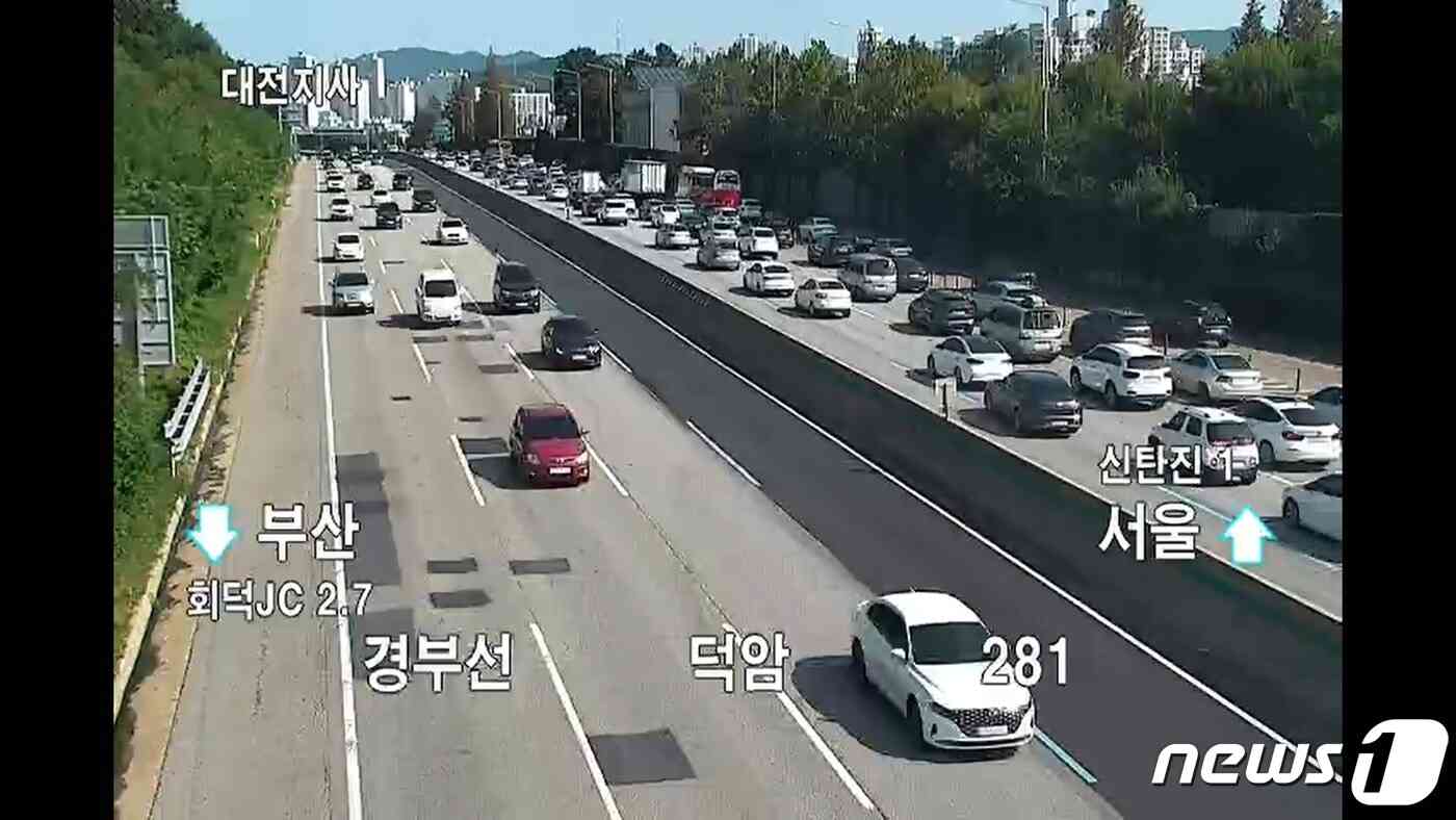  추석 다음날인 30일 오전 10시께 경부선 서울방향 신탄진 휴게소~신탄진 구간이 정체를 빚고 있다. (한국도로공사 CCTV 화면 캡쳐) © 뉴스1