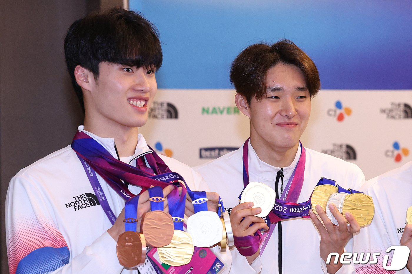 본문 이미지 - 황선우와 김우민이 30일 중국 항저우의 한 호텔에서 열린 2022 항저우 아시안게임 메달리스트 기자회견에서 메달을 들고 있다. 황선우는 가장 많은 6개(금 2·은 2·동 2)의 메달을 목에 걸었고 김우민은 남자 자유형 400m·800m·계영 800m 3관왕에 올랐다. 2023.9.30 ⓒ 뉴스1 신웅수 기자