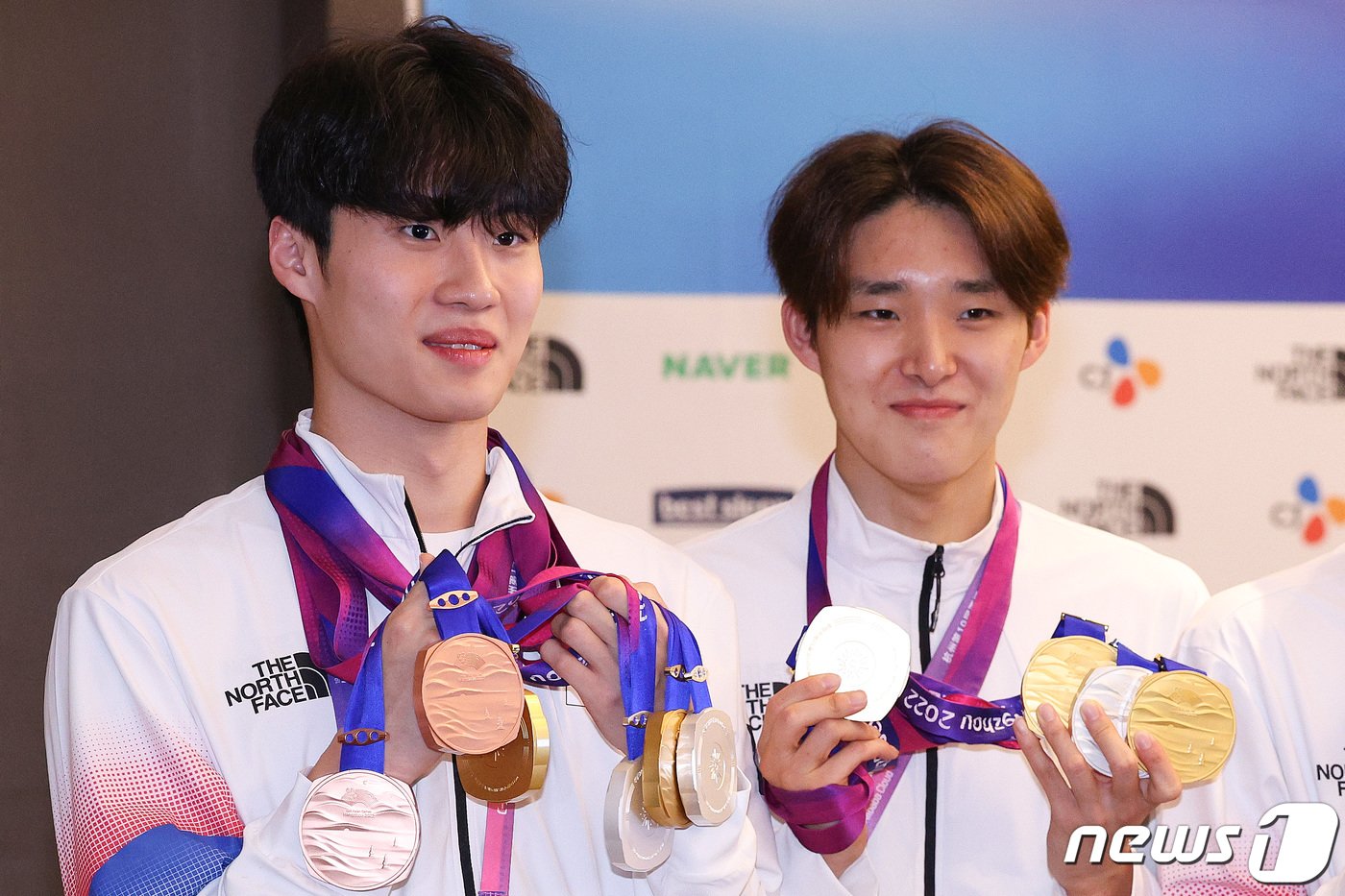 본문 이미지 - 황선우와 김우민이 30일 중국 항저우의 한 호텔에서 열린 2022 항저우 아시안게임 메달리스트 기자회견에서 메달을 들고 있다. 황선우는 가장 많은 6개(금 2·은 2·동 2)의 메달을 목에 걸었고 김우민은 남자 자유형 400m·800m·계영 800m 3관왕에 올랐다. 2023.9.30/뉴스1 ⓒ News1 신웅수 기자