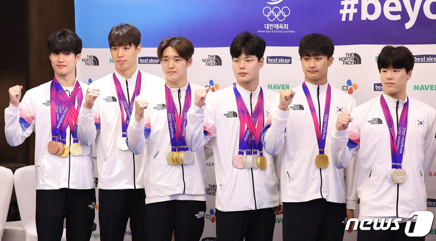 본문 이미지 - 대한민국 수영 대표팀 황선우(왼쪽부터), 양재훈, 김우민, 이호준, 백인철, 지유찬이 30일 중국 항저우의 한 호텔에서 열린 2022 항저우 아시안게임 메달리스트 기자회견에서 메달을 들고 있다. 황선우는 가장 많은 6개(금 2·은 2·동 2)의 메달을 목에 걸었고 김우민은 남자 자유형 400m·800m·계영 800m 3관왕에 올랐다. 2023.9.30/뉴스1 ⓒ News1 신웅수 기자