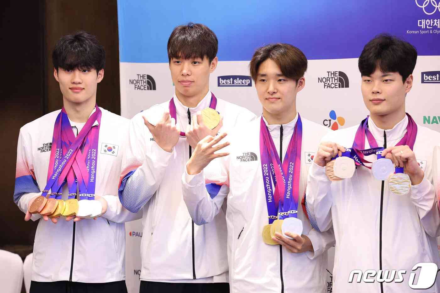 대한민국 수영 대표팀 황선우(왼쪽부터), 양재훈, 김우민, 이호준이 30일 중국 항저우의 한 호텔에서 열린 2022 항저우 아시안게임 메달리스트 기자회견에서 메달을 들고 있다.  2023.9.30/뉴스1 © News1 신웅수 기자