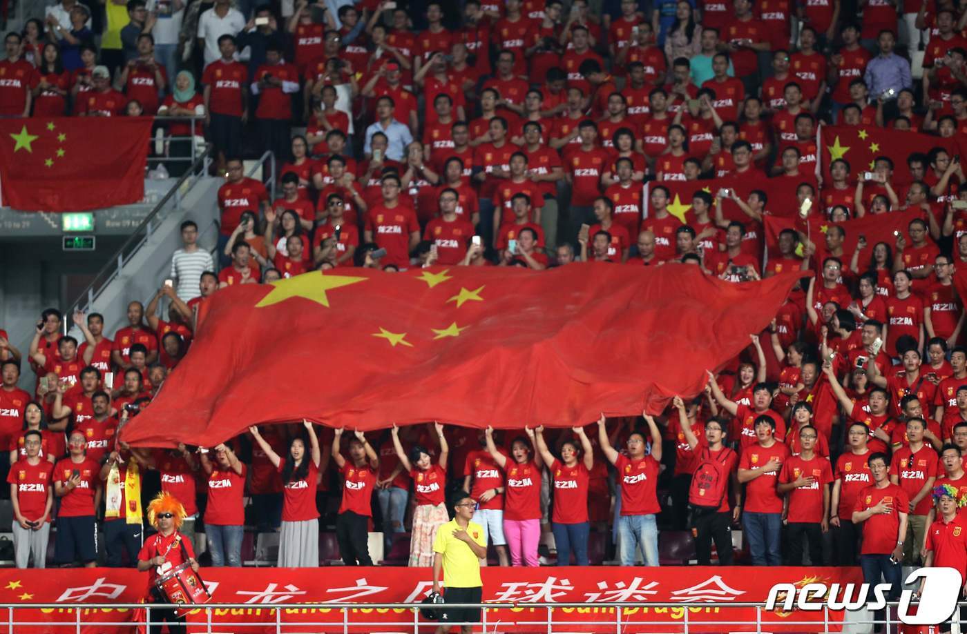 본문 이미지 - 중국을 응원하는 팬들 ⓒ AFP=뉴스1