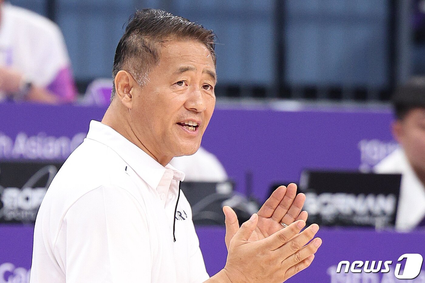 본문 이미지 - 30일 중국 항저우 올림픽 스포츠센터에서 열린 2022 항저우 아시안게임 남자농구 조별리그 D조 한국과 일본의 경기에서 추일승 감독이 선수들을 격려하고 있다. 2023.9.30/뉴스1 ⓒ News1 신웅수 기자