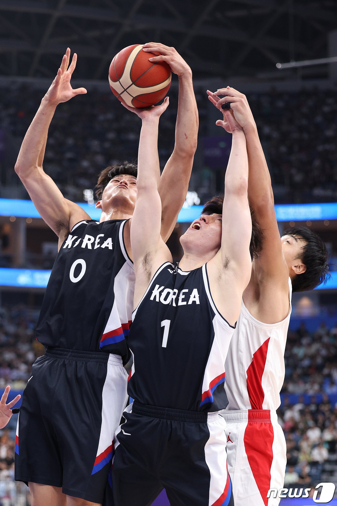 본문 이미지 - 30일 중국 항저우 올림픽 스포츠센터에서 열린 2022 항저우 아시안게임 남자농구 조별리그 D조 한국과 일본의 경기에서 하윤기와 이정현이 리바운드를 하고 있다. 2023.9.30/뉴스1 ⓒ News1 신웅수 기자