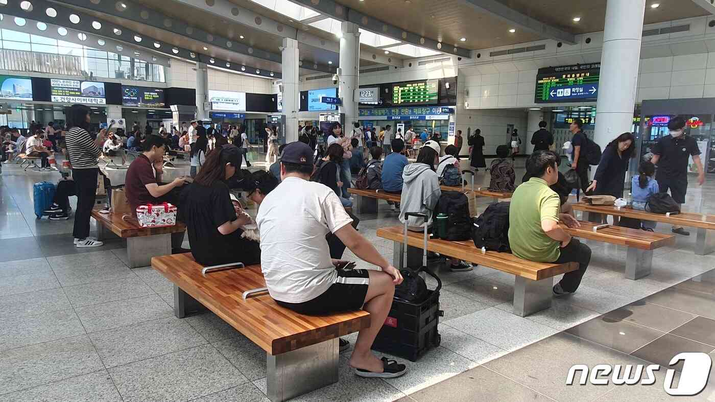  30일 오후 대전역 대합실에서 귀경객들이 기차를 기다리고 있다. .2023.9.30./뉴스1 © News1 허진실 기자 