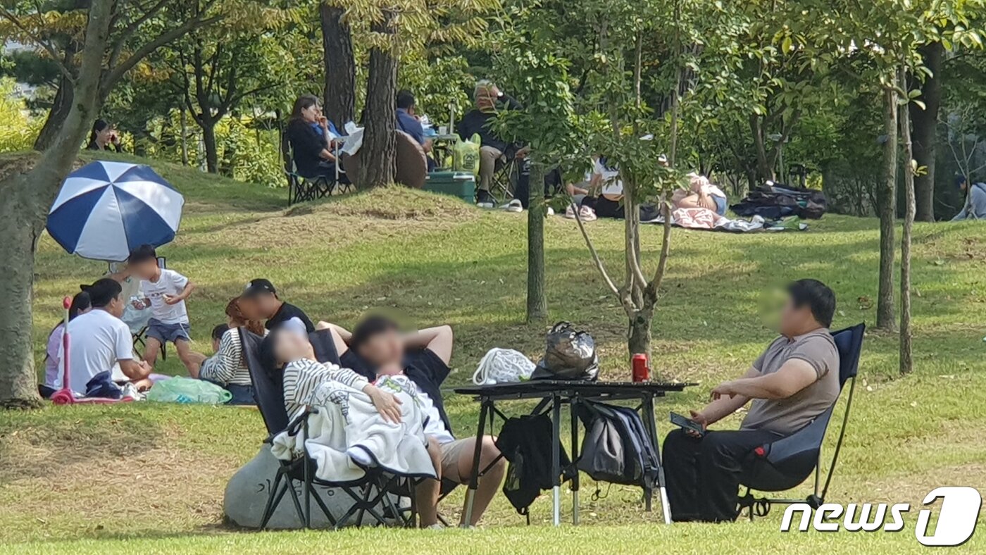 본문 이미지 - 30일 대전 서구 엑스포시민공원에서 사람들이 피크닉을 즐기고 있다. 2023.9.30./뉴스1 ⓒ News1 허진실 기자