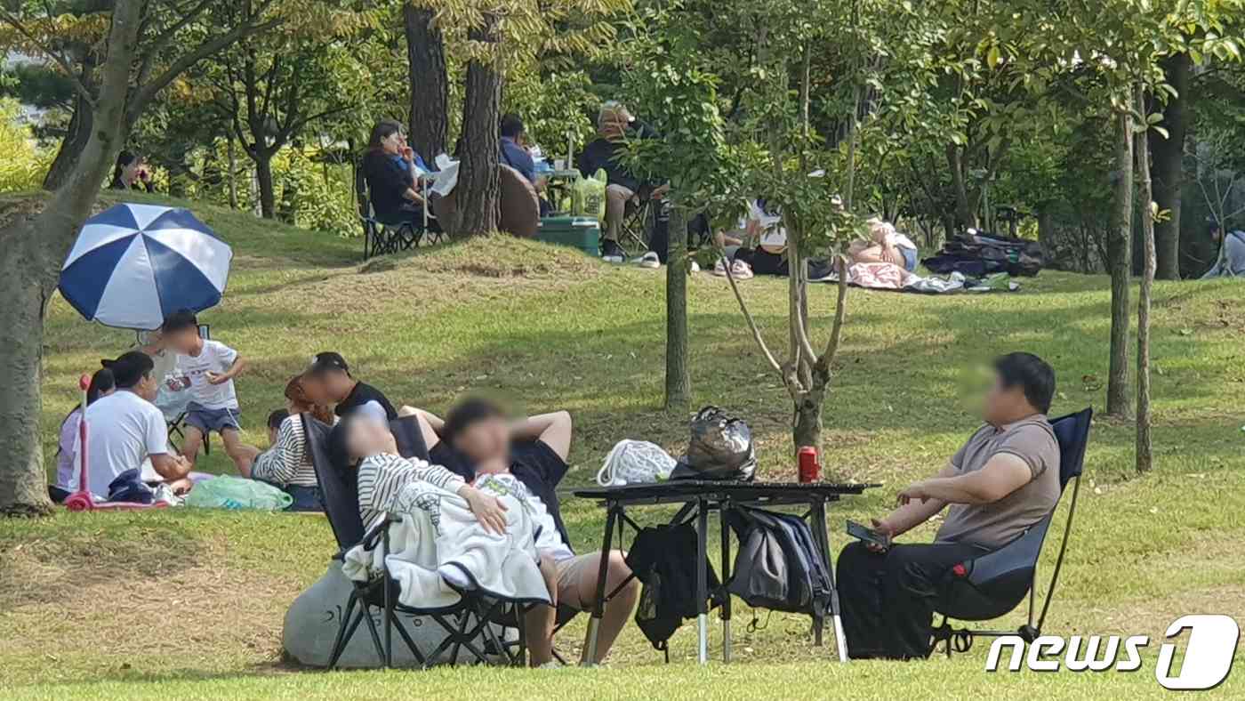 30일 대전 서구 엑스포시민공원에서 사람들이 피크닉을 즐기고 있다. 2023.9.30./뉴스1 © News1 허진실 기자 
