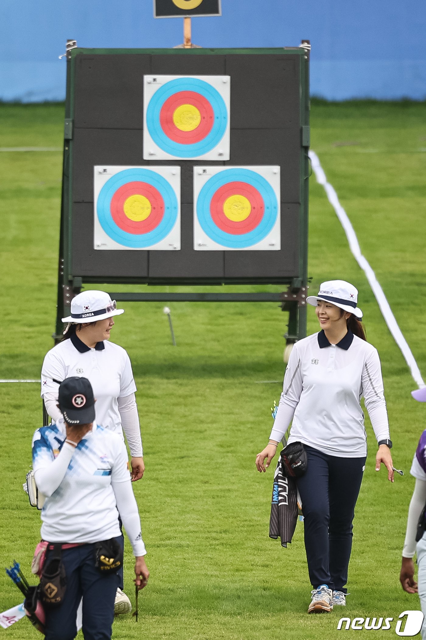 본문 이미지 - 여자 양궁 컴피운드 대표팀 조수아(왼쪽)과 오유현이 30일 중국 항저우 푸양 인후 스포츠센터에서 공식 연습을 하고 있다. 리커브와 컴파운드에서 총 10개의 금메달 싹쓸이를 목표로 하는 양궁 대표팀은 오는 10월 1일 랭킹 라운드를 시작으로 메달사냥에 나선다. 2023.9.30/뉴스1 ⓒ News1 유승관 기자