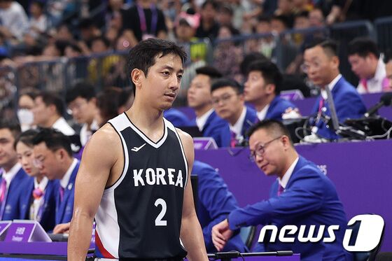 30일 중국 항저우 올림픽 스포츠센터에서 열린 2022 항저우 아시안게임 남자농구 조별리그 D조 한국과 일본의 경기에서 허훈이 경기장을 나서고 있다. 이날 한국은 83대 77로 일본에 패했다. 2023.9.30/뉴스1 © News1 신웅수 기자