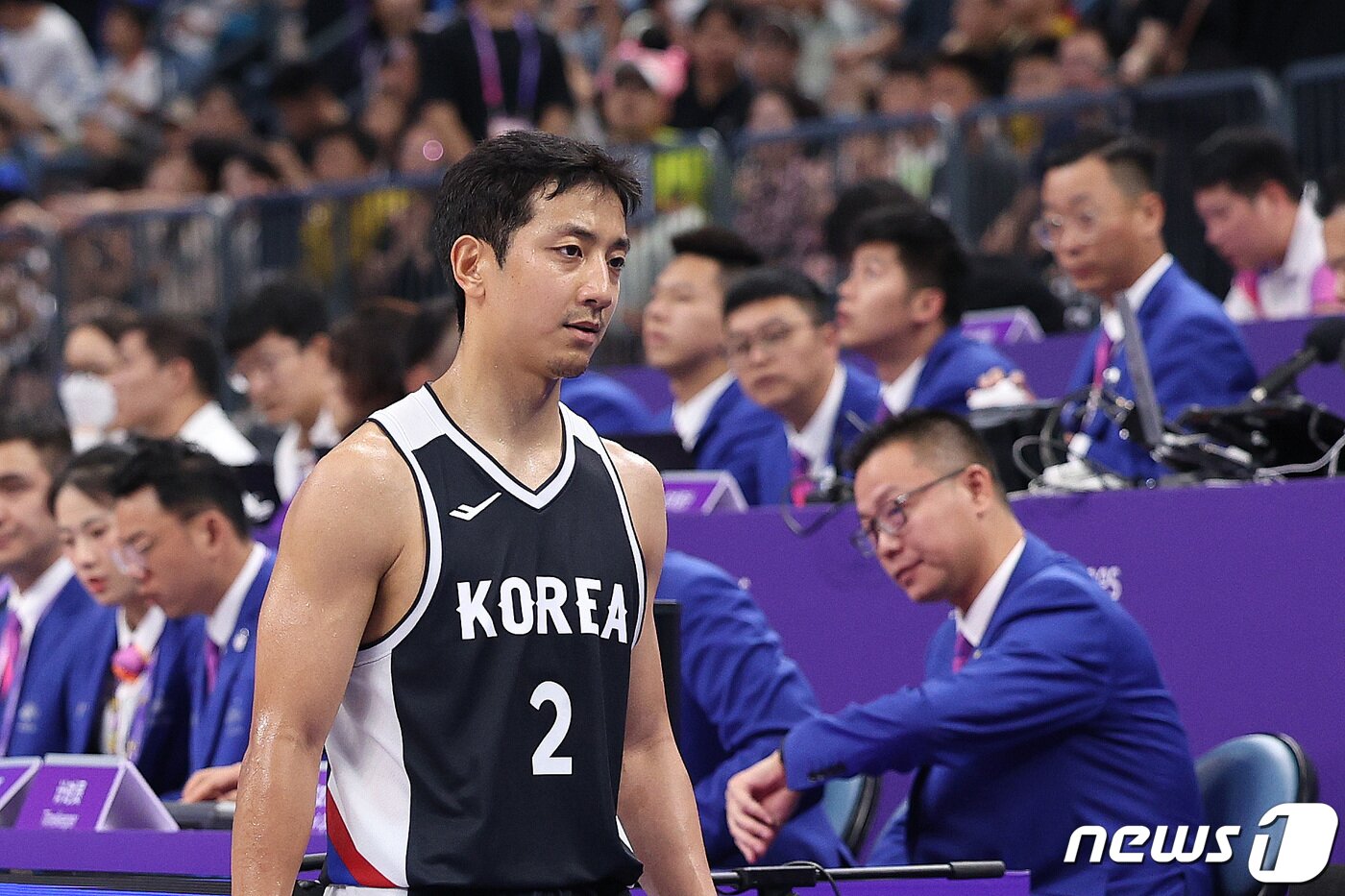본문 이미지 - 30일 중국 항저우 올림픽 스포츠센터에서 열린 2022 항저우 아시안게임 남자농구 조별리그 D조 한국과 일본의 경기에서 허훈이 경기장을 나서고 있다. 이날 한국은 83대 77로 일본에 패했다. 2023.9.30/뉴스1 ⓒ News1 신웅수 기자