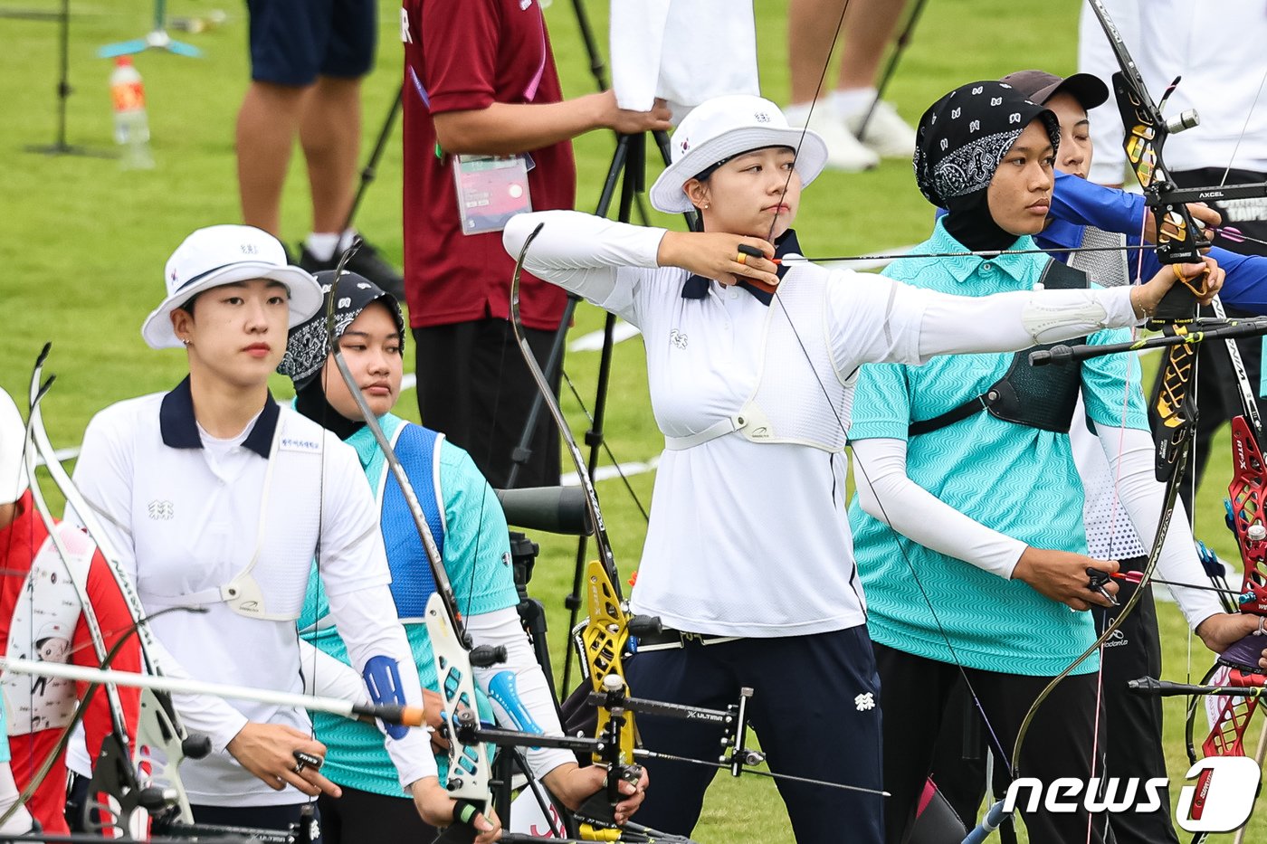 본문 이미지 - 여자 양궁 리커브 대표팀 안산&#40;왼쪽&#41;과 임시현&#40;왼쪽 세 번째&#41;이 30일 중국 항저우 푸양 인후 스포츠센터에서 공식 연습을 하고 있다. 리커브와 컴파운드에서 총 10개의 금메달 싹쓸이를 목표로 하는 양궁 대표팀은 오는 10월 1일 랭킹 라운드를 시작으로 메달사냥에 나선다. 2023.9.30/뉴스1 ⓒ News1 유승관 기자