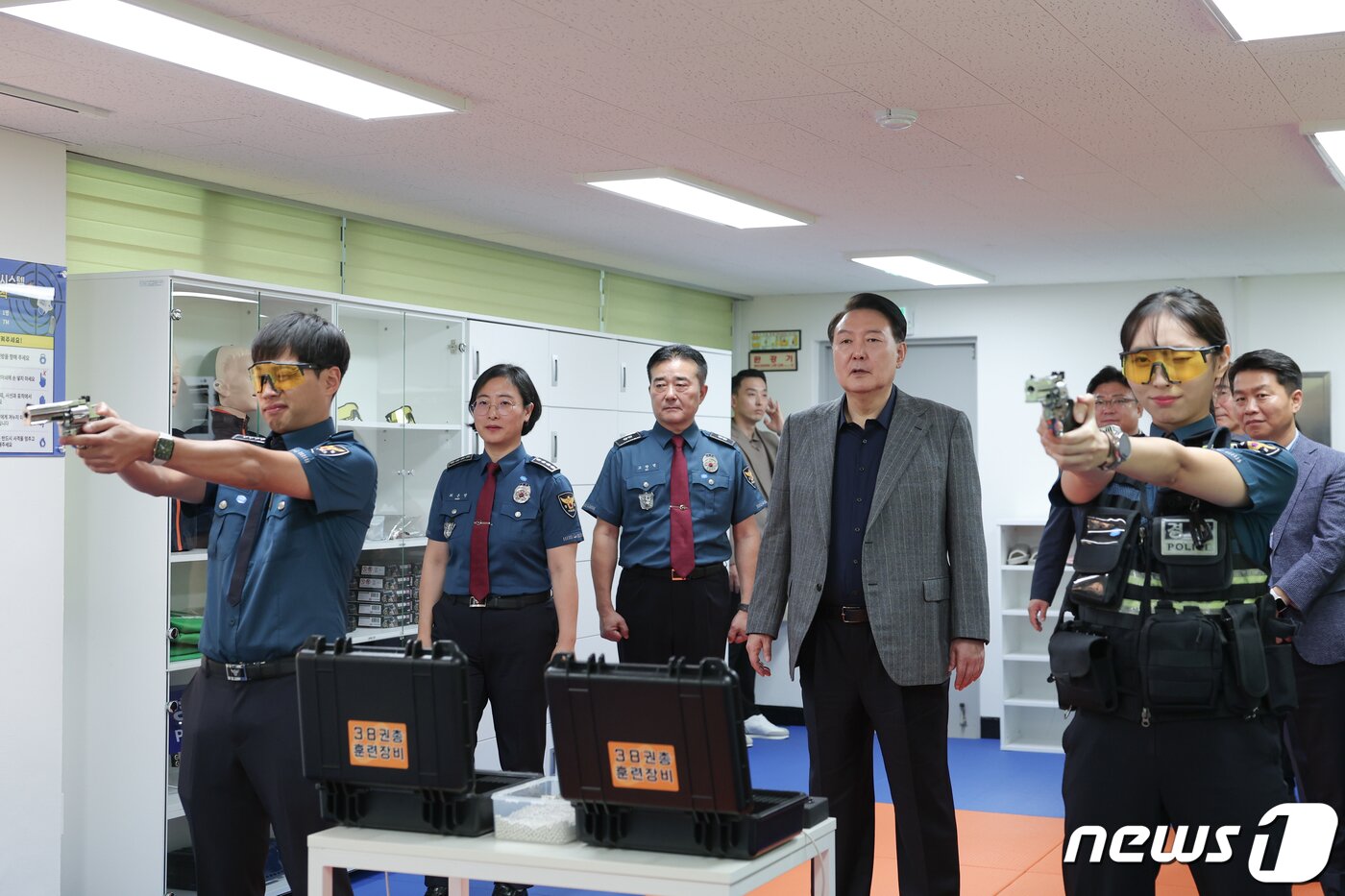 본문 이미지 - 윤석열 대통령이 추석 연휴인 30일 서울 중부경찰서 을지지구대 시뮬레이션 사격장을 찾아 사격 훈련 시연을 참관하고 있다. (대통령실 제공) 2023.9.30/뉴스1 ⓒ News1 안은나 기자