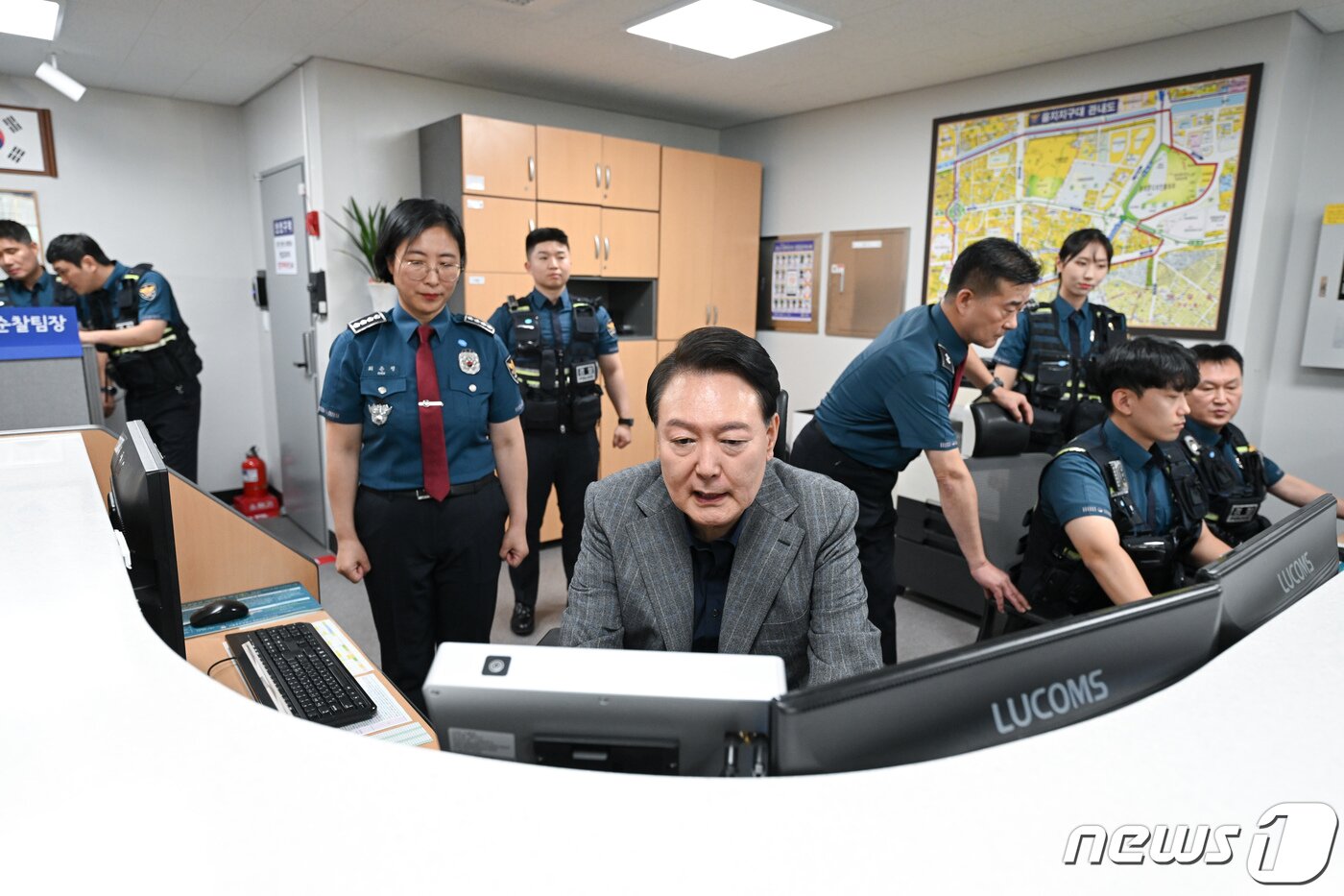 본문 이미지 - 윤석열 대통령이 추석 연휴인 30일 서울 중부경찰서 을지지구대를 찾아 무전을 통해 현장 근무 중인 경찰들을 격려하고 있다. (대통령실 제공) 2023.9.30/뉴스1 ⓒ News1 안은나 기자