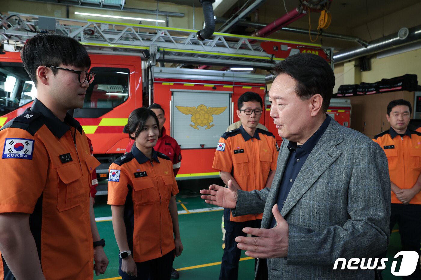본문 이미지 - 윤석열 대통령이 추석 연휴인 30일 서울 중부소방서를 찾아 출동 대기 중인 새내기 소방관을 격려하고 있다. (대통령실 제공) 2023.9.30/뉴스1 ⓒ News1 안은나 기자