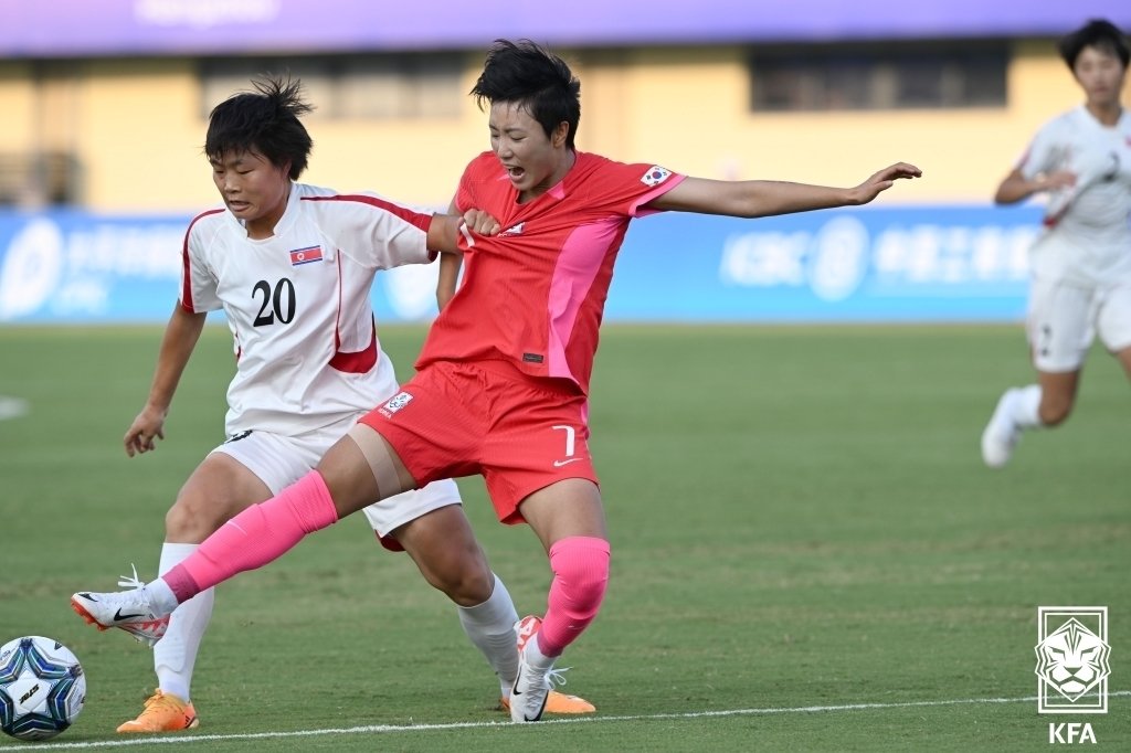 본문 이미지 - 30일 중국 원저우 스포츠센터 스타디움에서 열린 2022 항저우 아시안게임 여자축구 8강전 한국과 북한의 경기, 손화연이 북한선수와 볼경합을 하고 있다. (대한축구협회 제공) 2023.9.30/뉴스1