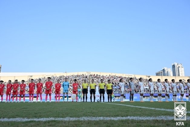 30일 중국 원저우 스포츠센터 스타디움에서 열린 2022 항저우 아시안게임 여자축구 8강전 한국과 북한의 경기, 양팀 선수들이 경기를 준비하고 있다. &#40;대한축구협회 제공&#41; 2023.9.30/뉴스1