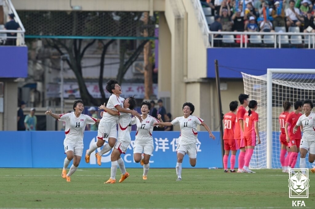 본문 이미지 - 30일 중국 원저우 스포츠센터 스타디움에서 열린 2022 항저우 아시안게임 여자축구 8강전 한국과 북한의 경기,북한 선수들이 동점골을 넣고 환호하고 있다. (대한축구협회 제공) 2023.9.30/뉴스1
