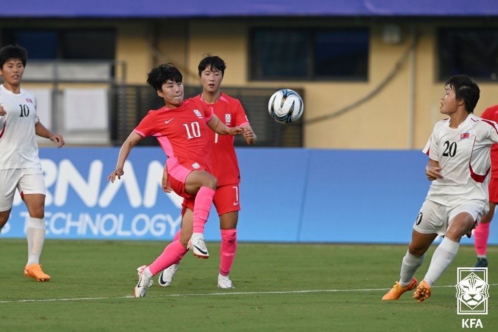 30일 중국 원저우 스포츠센터 스타디움에서 열린 2022 항저우 아시안게임 여자축구 8강전 한국과 북한의 경기, 지소연이 공격을 시도하고 있다. &#40;대한축구협회 제공&#41; 2023.9.30/뉴스1