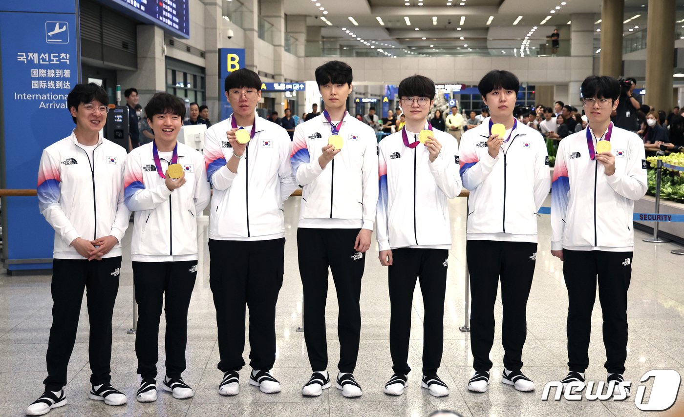 본문 이미지 - 페이커 이상혁을 비롯해 2022 항저우 아시안게임에서 금메달을 획득한 ‘리그 오브 레전드’ 대한민국 국가대표 선수들이 30일 인천국제공항 제1여객터미널을 통해 귀국해 메달을 들어보이고 있다. 2023.9.30/뉴스1 ⓒ News1 구윤성 기자