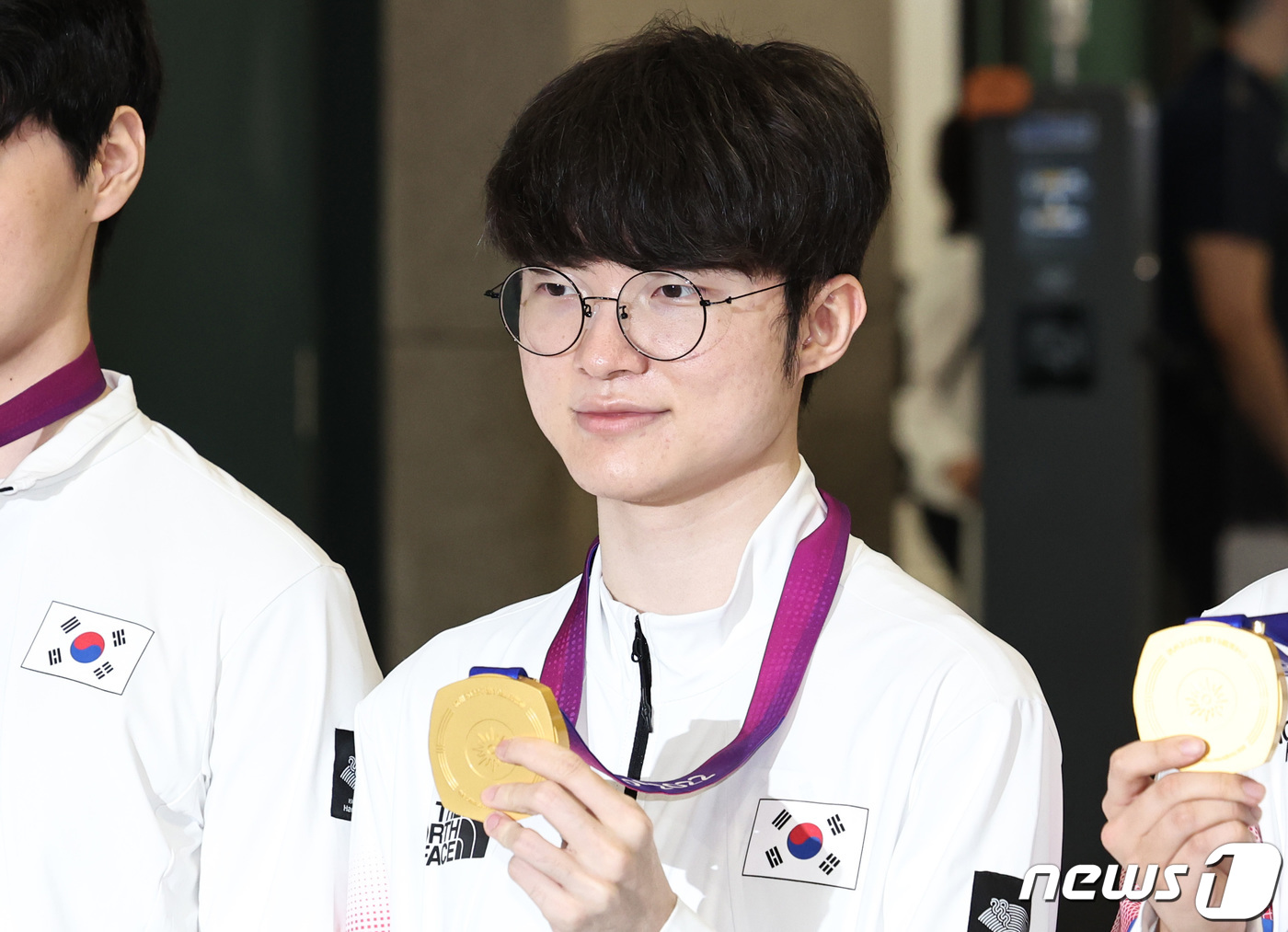 (인천공항=뉴스1) 구윤성 기자 = '2022 항저우 아시안게임' e스포츠 리그 오브 레전드(LoL)에서 금메달을 획득한 페이커 이상혁이 30일 인천국제공항 제1여객터미널을 통해 …