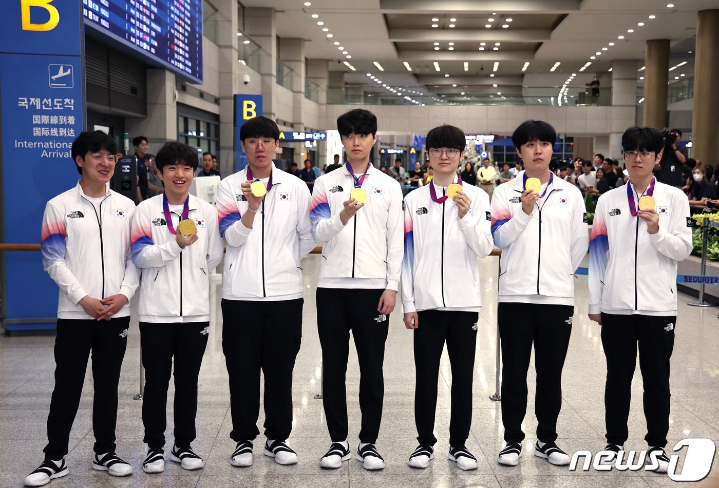 본문 이미지 - 페이커 이상혁를 비롯해 '2022 항저우 아시안게임' e스포츠 리그 오브 레전드(LoL)에서 금메달을 획득한 국가대표 선수들이 30일 인천국제공항 제1여객터미널을 통해 귀국해 메달을 들어보이고 있다. 2023.9.30/뉴스1 ⓒ News1 구윤성 기자