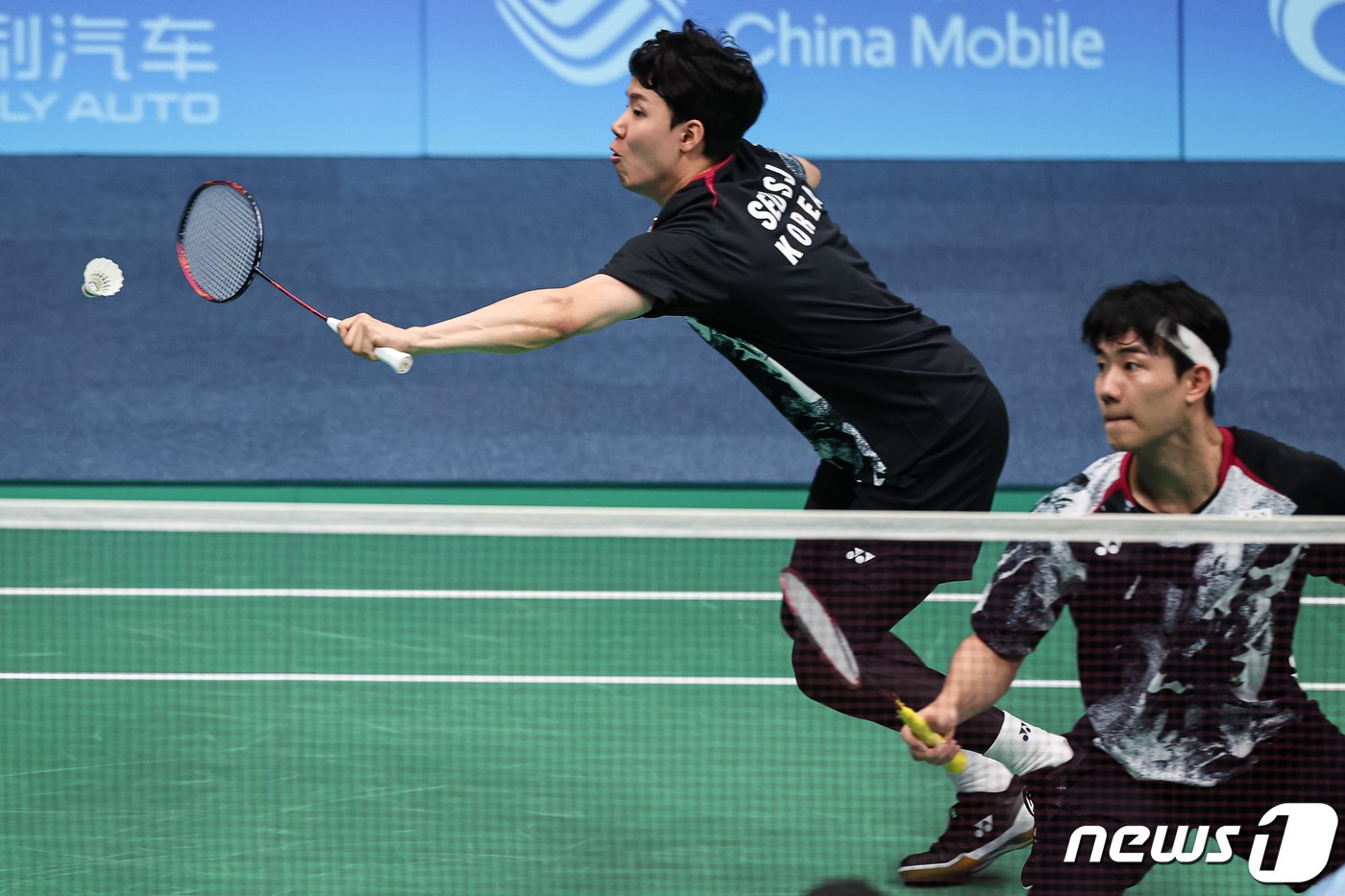 본문 이미지 - 서승재-강민혁 조가 30일 중국 항저우 빈장체육관에서 열린 2022 항저우 아시안게임 배드민턴 남자 단체전 4강 인도와 경기를 펼치고 있다. 2023.9.30/뉴스1 ⓒ News1 유승관 기자