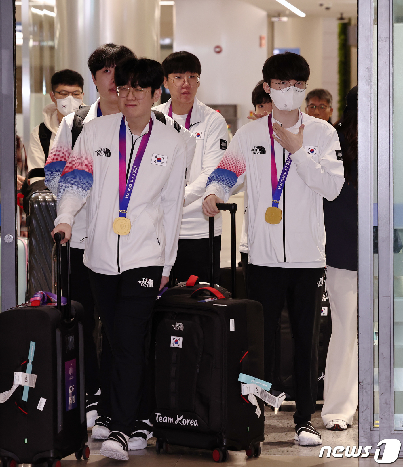 (인천공항=뉴스1) 구윤성 기자 = 페이커 이상혁를 비롯해 '2022 항저우 아시안게임' e스포츠 리그 오브 레전드(LoL)에서 금메달을 획득한 국가대표 선수들이 30일 인천국제공 …