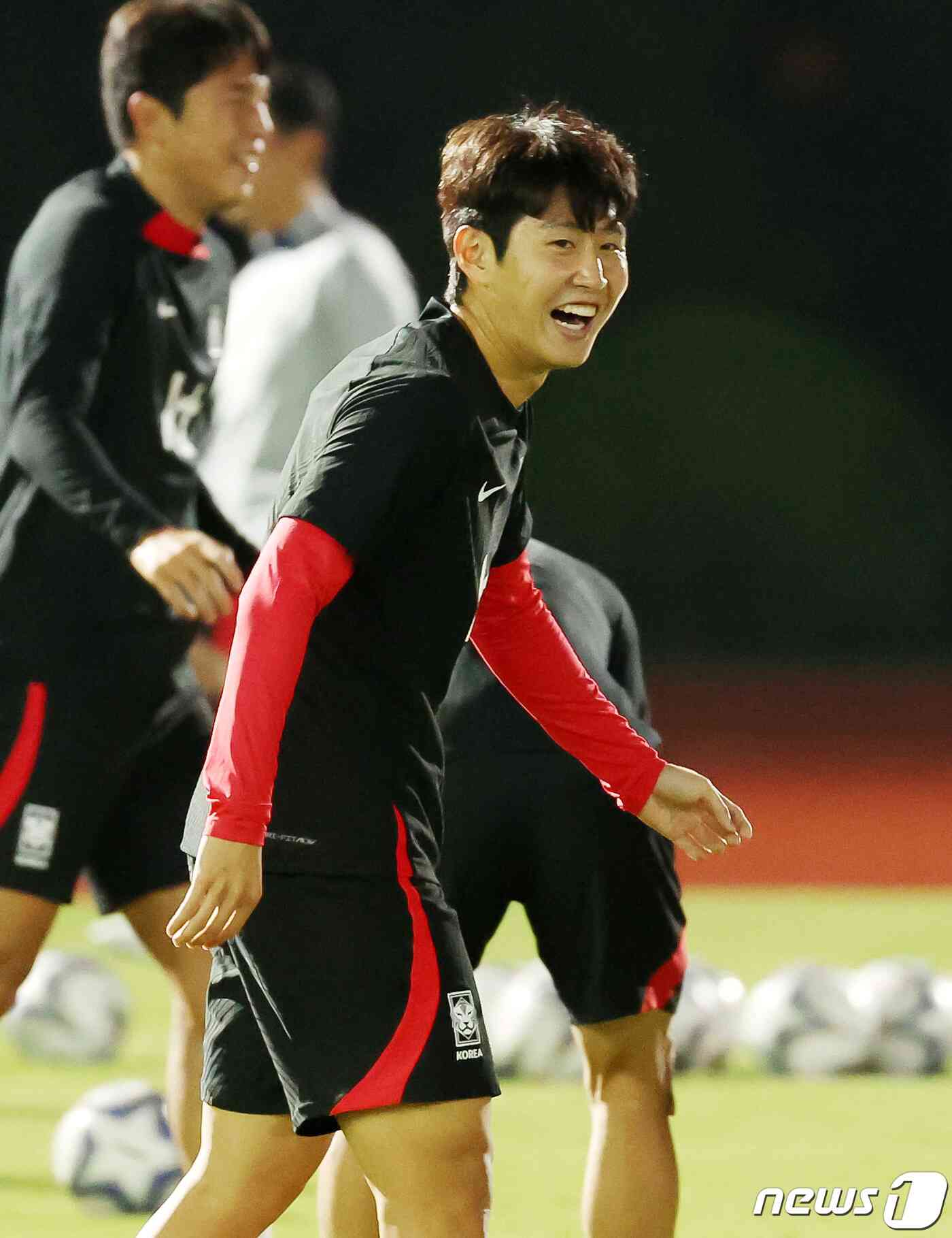 항저우 아시안게임에 출전한 대한민국 축구 대표팀 이강인이 30일 오후 중국 항저우 지랑대학교 축구장에서 동료들과 함께 훈련을 하고 있다. 축구 대표팀은 오는 10월 1일 중국을 상대로 아시안게임 8강전에 나선다.2023.9.30/뉴스1 © News1 민경석 기자