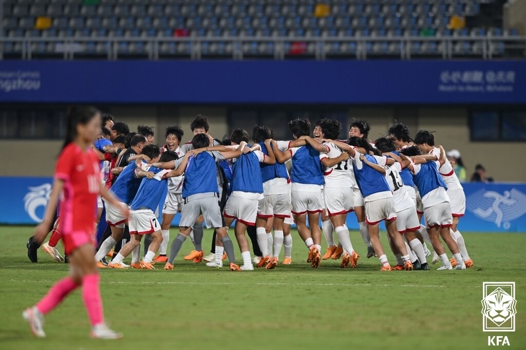 본문 이미지 - 30일 오후 중국 윈저우 스타디움에서 열린 '2022 항저우 아시안게임' 여자축구 8강전 대한민국과 북한의 경기에서 4대1로 승리한 북한 선수들이 기쁨을 나누고 있다. (대한축구협회 제공) 2023.9.30/뉴스1
