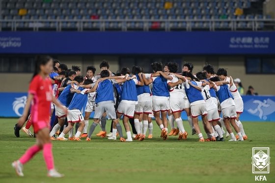 30일 오후 중국 윈저우 스타디움에서 열린 &#39;2022 항저우 아시안게임&#39; 여자축구 8강전 대한민국과 북한의 경기에서 4대1로 승리한 북한 선수들이 기쁨을 나누고 있다. &#40;대한축구협회 제공&#41; 2023.9.30/뉴스1