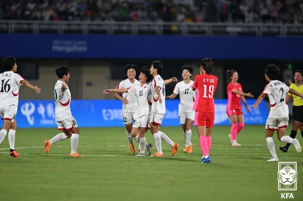 30일 오후 중국 윈저우 스타디움에서 열린 &#39;2022 항저우 아시안게임&#39; 여자축구 8강전 대한민국과 북한의 경기에서 4대1로 승리한 북한 선수들이 기쁨을 나누고 있다. &#40;대한축구협회 제공&#41; 2023.9.30/뉴스1