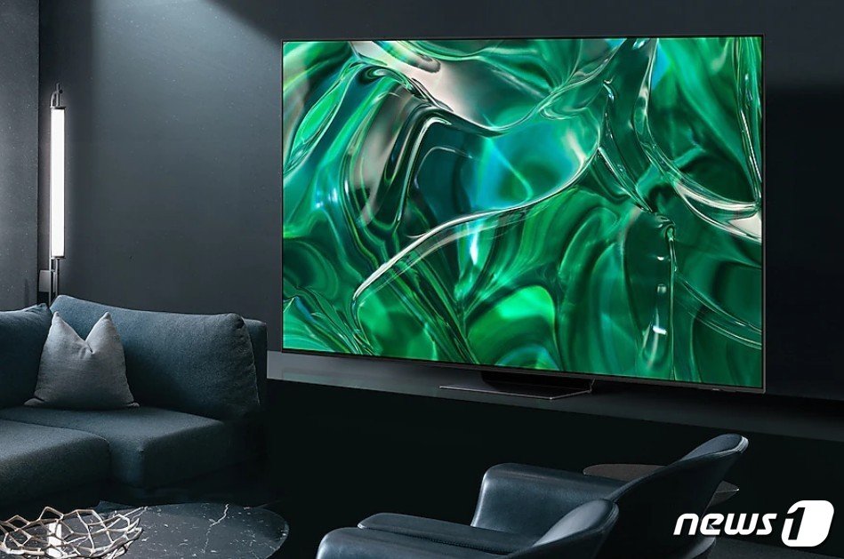 본문 이미지 -  LG디스플레이 패널을 채택한 삼성전자 '83형 올레드 TV' 이미지. (삼성전자 제공)