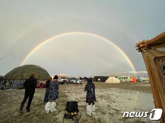 보기 드물게 사막에 무지개가 떴다. 1일(현지시간) 미국 네바다에 열린 버닝맨 축제 현장에서 폭우가 내린 뒤 무지개가 떴다. © AFP=뉴스1 © News1 박형기 기자