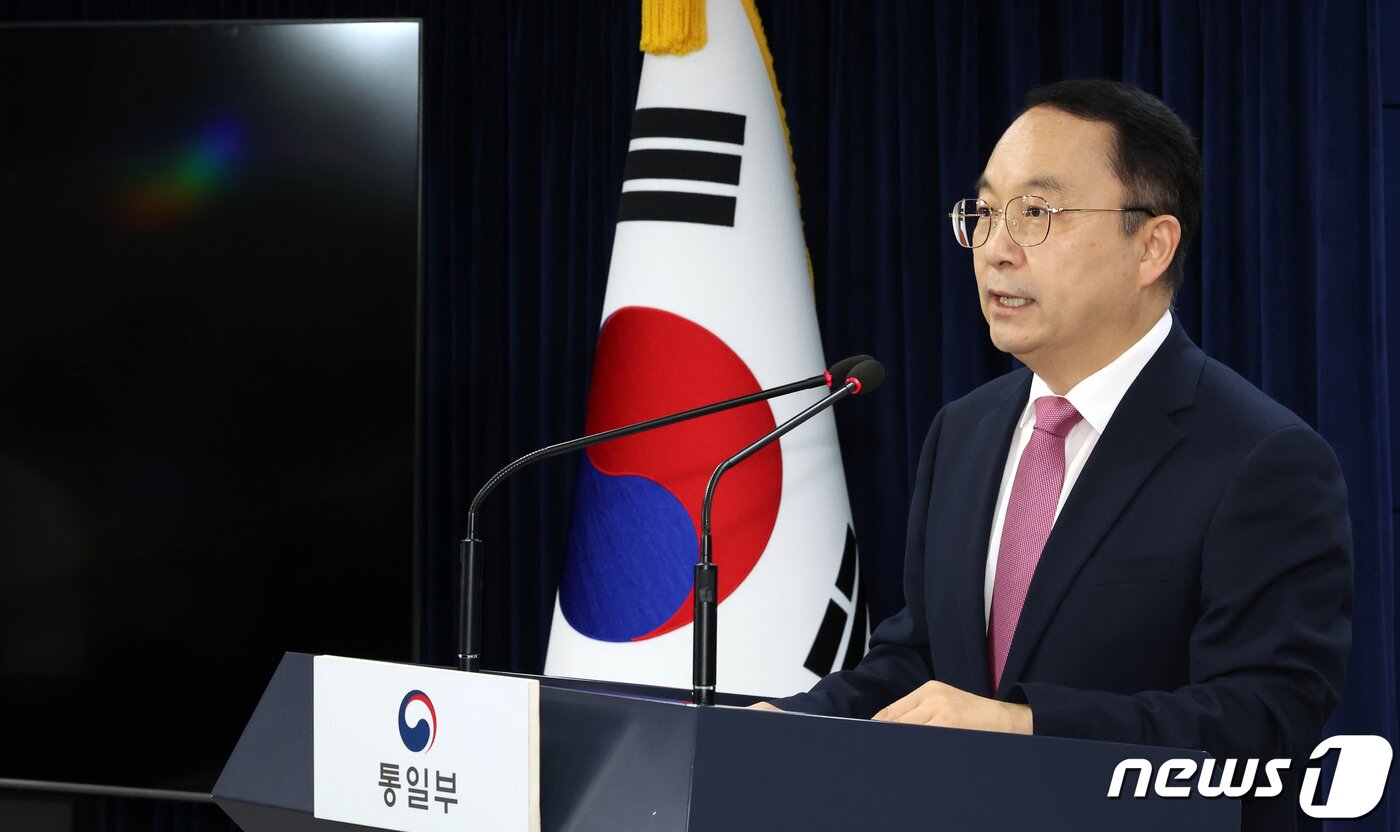 본문 이미지 - 구병삼 통일부 대변인이 4일 오전 서울 종로구 세종대로 정부서울청사에서 열린 정례브리핑에서 윤미향 무소속 의원이 조총련 행사 참석 관련 질문에 답변하고 있다. 2023.9.4/뉴스1 ⓒ News1 김명섭 기자