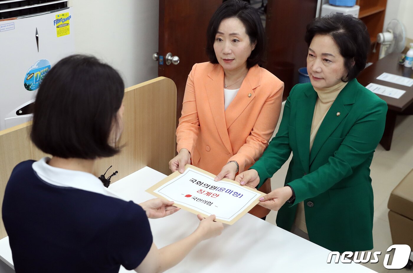 본문 이미지 - 국민의힘 전주혜 원내대변인과 조명희 원내부대표가 4일 오전 서울 여의도 국회 의안과에서 윤미향 무소속 의원에 대한 징계안을 제출하고 있다. (공동취재) 2023.9.4/뉴스1 ⓒ News1 임세영 기자