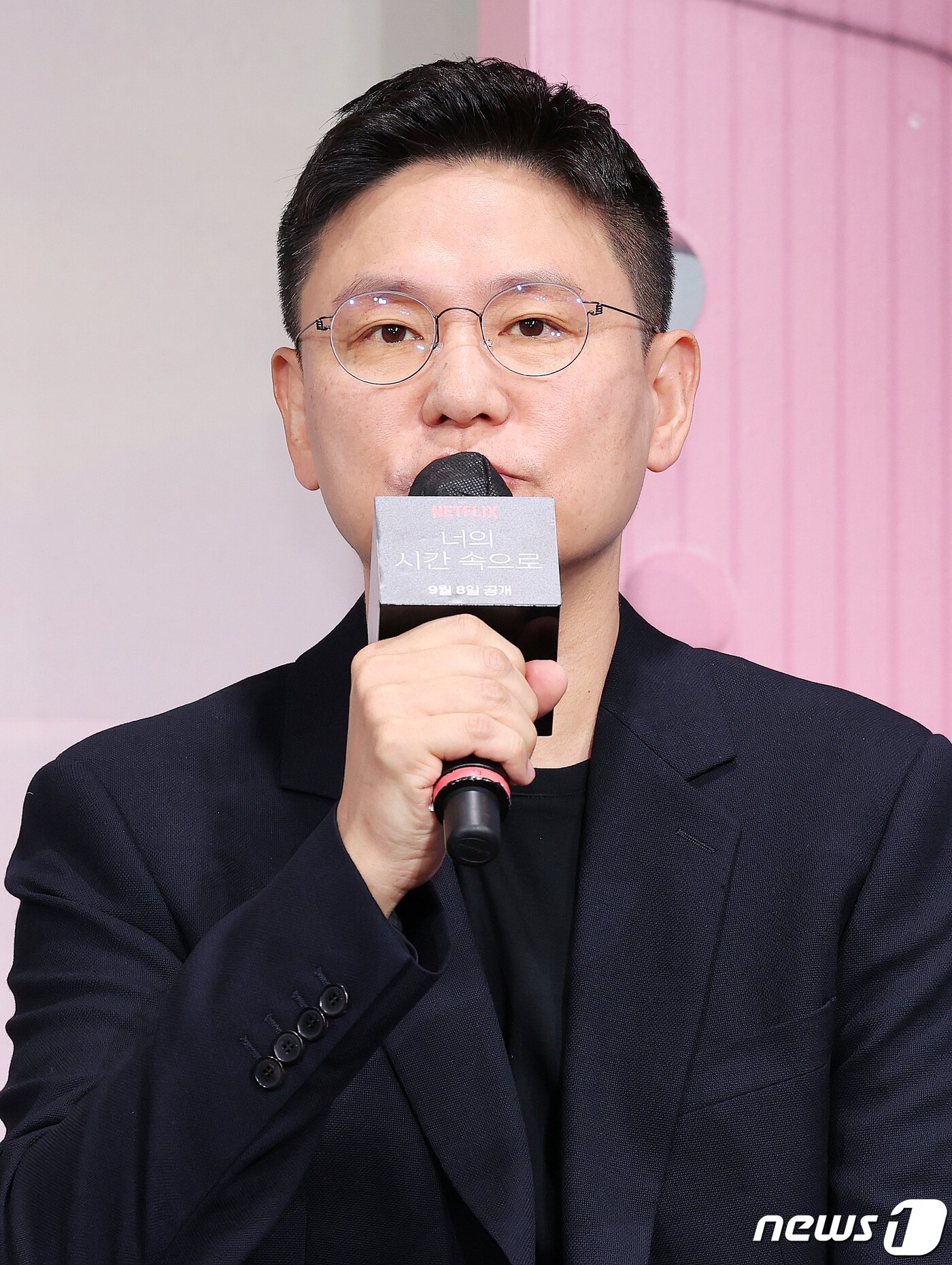본문 이미지 - 김진원 PD가 4일 오전 서울 중구 앰배서더 서울 풀만에서 열린 넷플릭스 오리지널 시리즈 ‘너의 시간 속으로’ 제작발표회에 참석해 인사말을 하고 있다. ‘너의 시간 속으로’는 1년 전 세상을 떠난 남자친구를 그리워하던 준희가 운명처럼 1998년으로 타임슬립해 남자친구와 똑같이 생긴 시헌과 친구 인규를 만나고 겪게 되는 미스터리 로맨스로 오는 8일 공개된다. 2023.9.4/뉴스1 ⓒ News1 김진환 기자