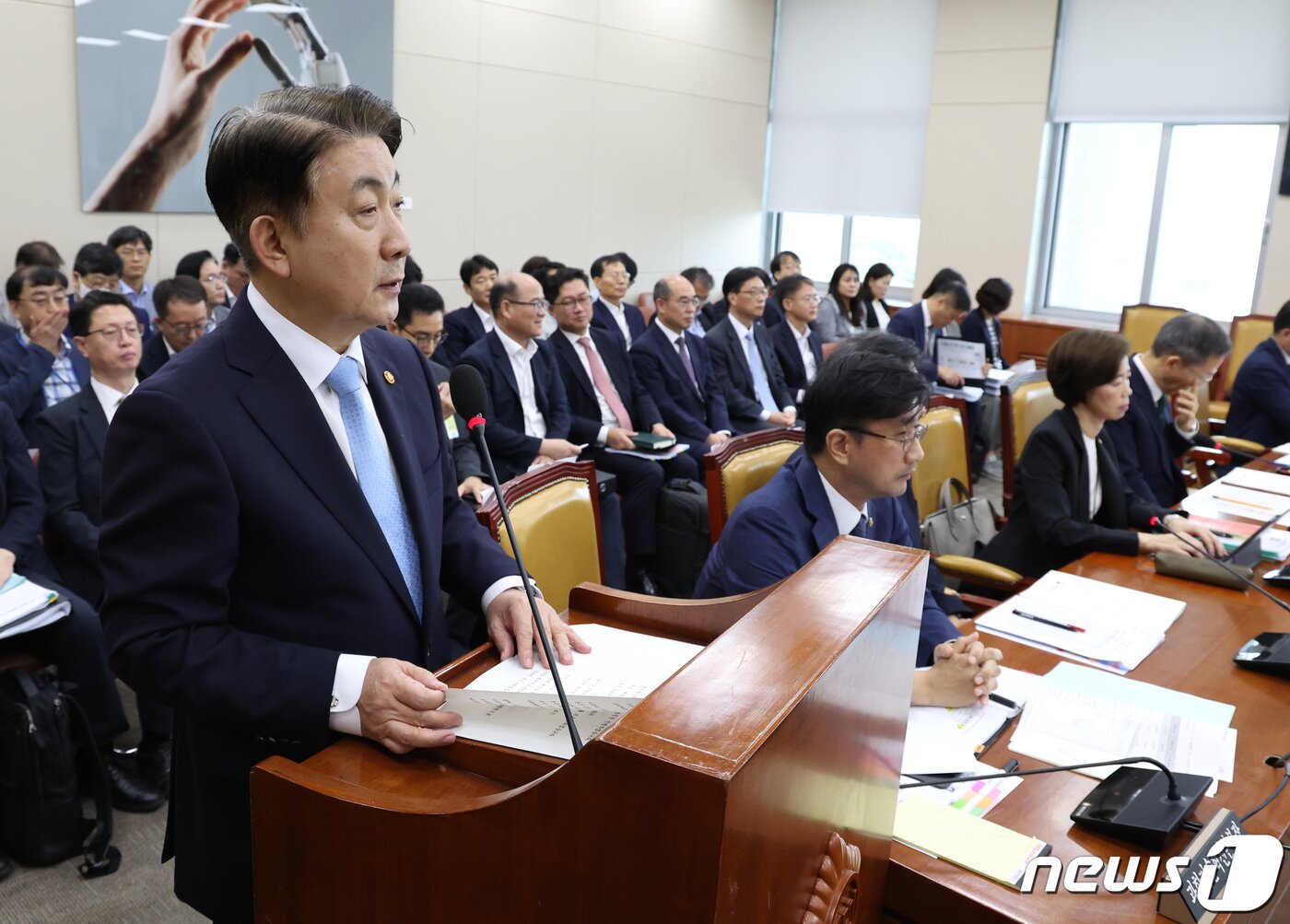 본문 이미지 - 이동관 방송통신위원회 위원장이 4일 오전 서울 여의도 국회에서 열린 과학기술정보방송통신위원회 전체회의에서 제안설명을 하고 있다. 2023.9.4/뉴스1 ⓒ News1 송원영 기자