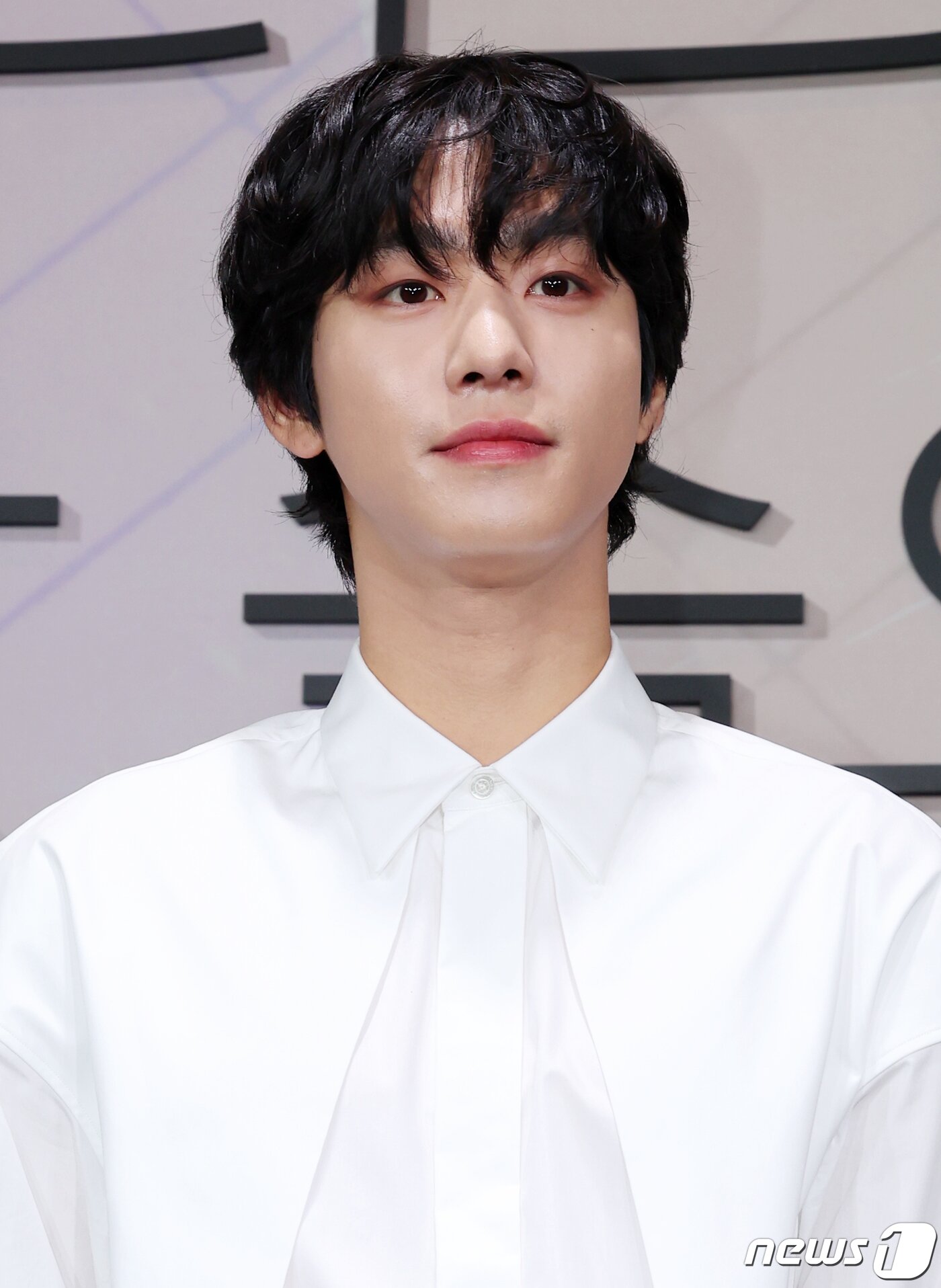 본문 이미지 - 배우 안효섭이 4일 오전 서울 중구 앰배서더 서울 풀만에서 열린 넷플릭스 오리지널 시리즈 ‘너의 시간 속으로’ 제작발표회에 참석해 포즈를 취하고 있다. ‘너의 시간 속으로’는 1년 전 세상을 떠난 남자친구를 그리워하던 준희가 운명처럼 1998년으로 타임슬립해 남자친구와 똑같이 생긴 시헌과 친구 인규를 만나고 겪게 되는 미스터리 로맨스로 오는 8일 공개된다. 2023.9.4/뉴스1 ⓒ News1 김진환 기자