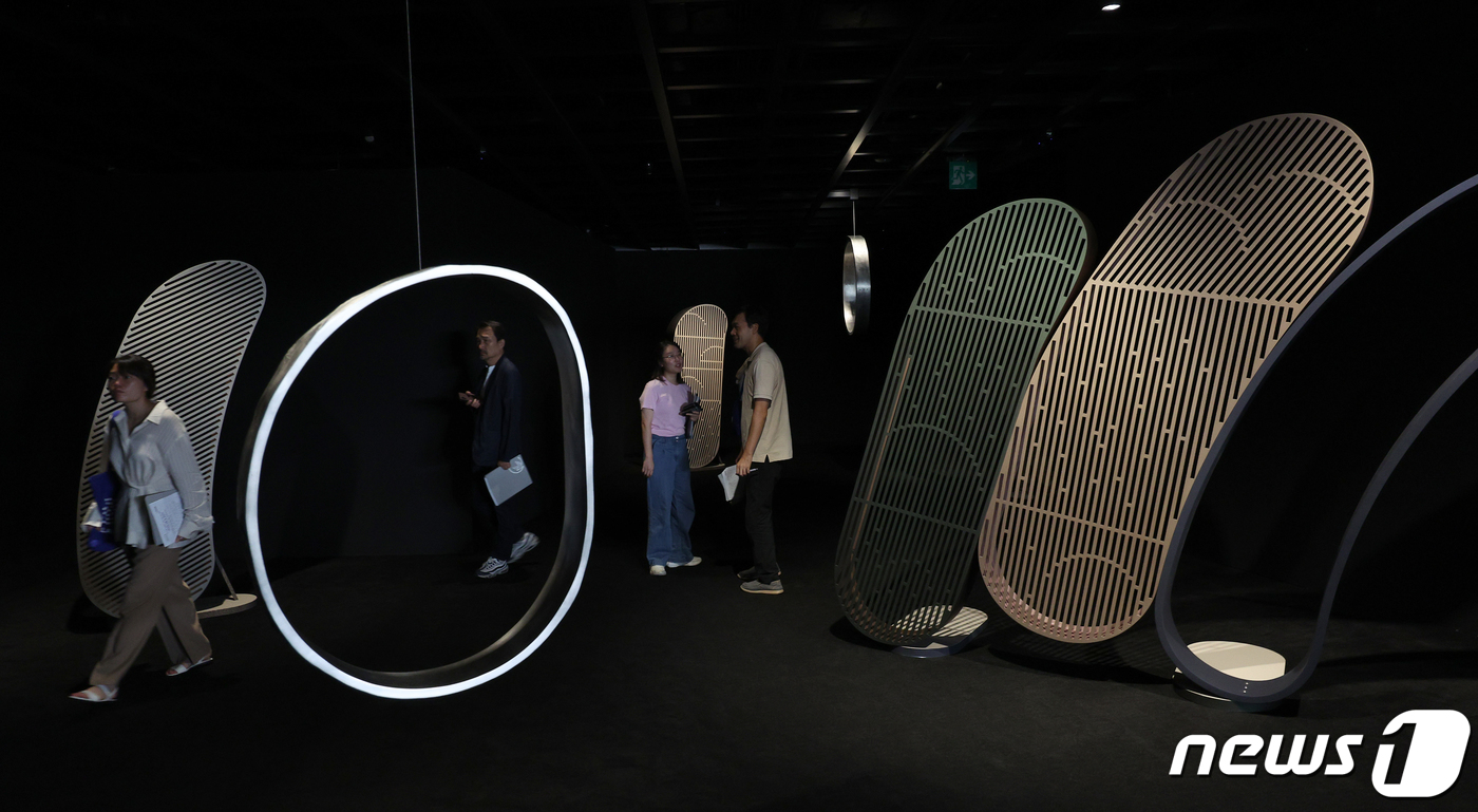 (서울=뉴스1) 장수영 기자 = 4일 서울 용산구 리움미술관에서 열린 강서경 개인전 '버들 북 꾀꼬리' 미디어 행사에서 작가의 작품이 공개되고 있다.이번 전시는 다양한 매체와 방식 …