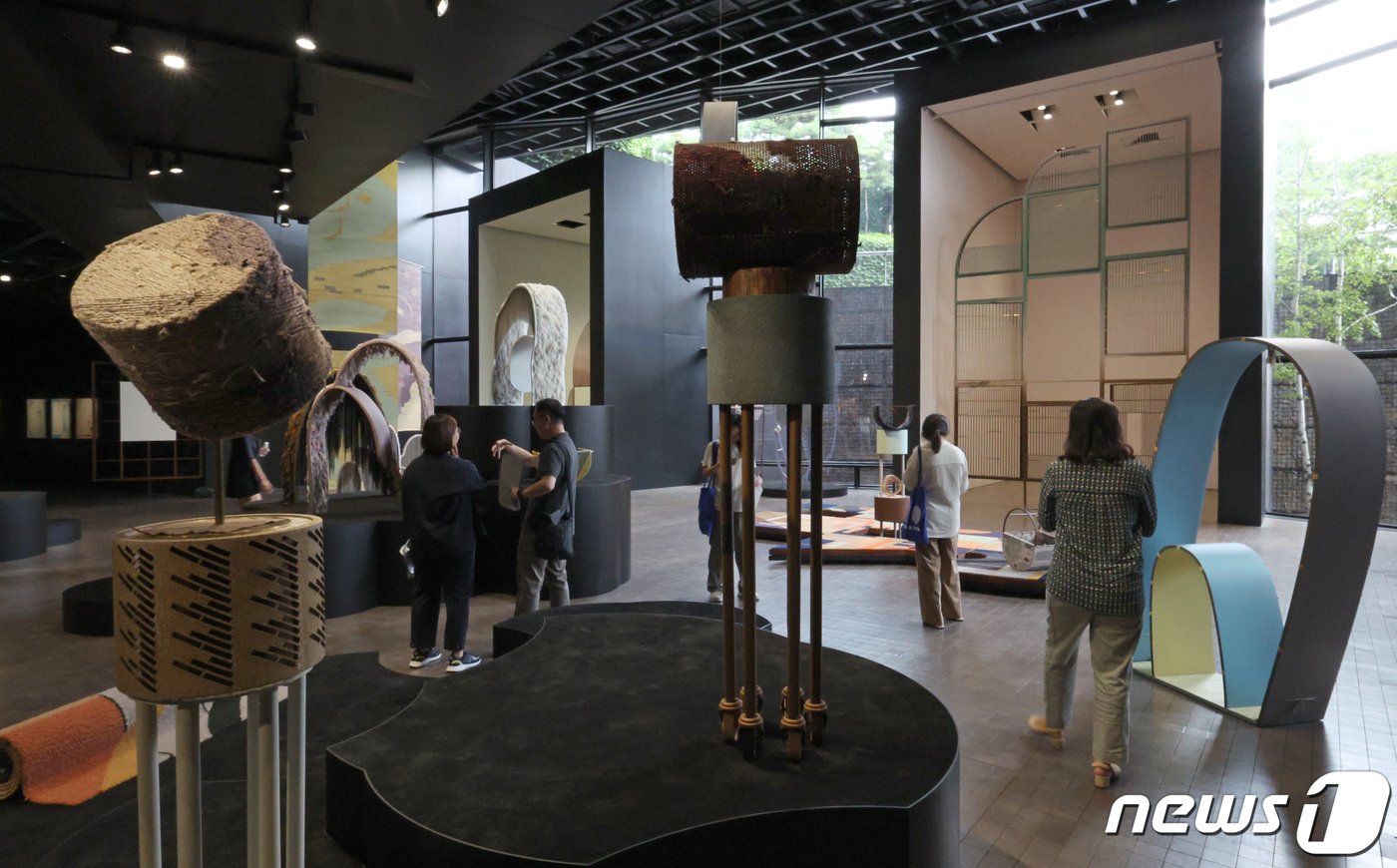 본문 이미지 - 4일 서울 용산구 리움미술관에서 열린 강서경 개인전 '버들 북 꾀꼬리' 미디어 행사에서 작가의 작품이 공개되고 있다. 이번 전시는 다양한 매체와 방식으로 회화의 확장 가능성을 탐구하는 강서경 작가의 최대 규모 개인전이다. 작가는 전시를 통해 각기 다른 존재들이 연결되고 더불어 관계 맺는 풍경을 제시했다. 2023.9.4/뉴스1 ⓒ News1 장수영 기자