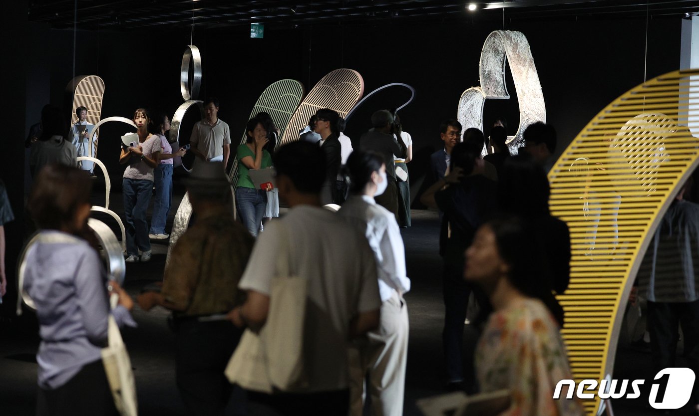 본문 이미지 - 4일 서울 용산구 리움미술관에서 열린 강서경 개인전 '버들 북 꾀꼬리' 미디어 행사에서 작가의 작품이 공개되고 있다. 이번 전시는 다양한 매체와 방식으로 회화의 확장 가능성을 탐구하는 강서경 작가의 최대 규모 개인전이다. 작가는 전시를 통해 각기 다른 존재들이 연결되고 더불어 관계 맺는 풍경을 제시했다. 2023.9.4/뉴스1 ⓒ News1 장수영 기자