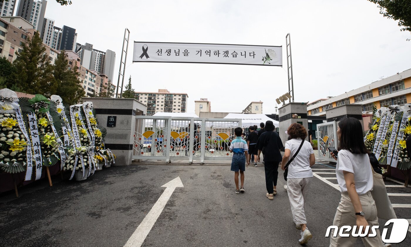 본문 이미지 - 서울 서이초 사망 교사의 49재인 4일 서울 서초구 서이초등학교를 찾은 추모객들이 정문으로 들어서고 있다. 2023.9.4/뉴스1 ⓒ News1 유승관 기자