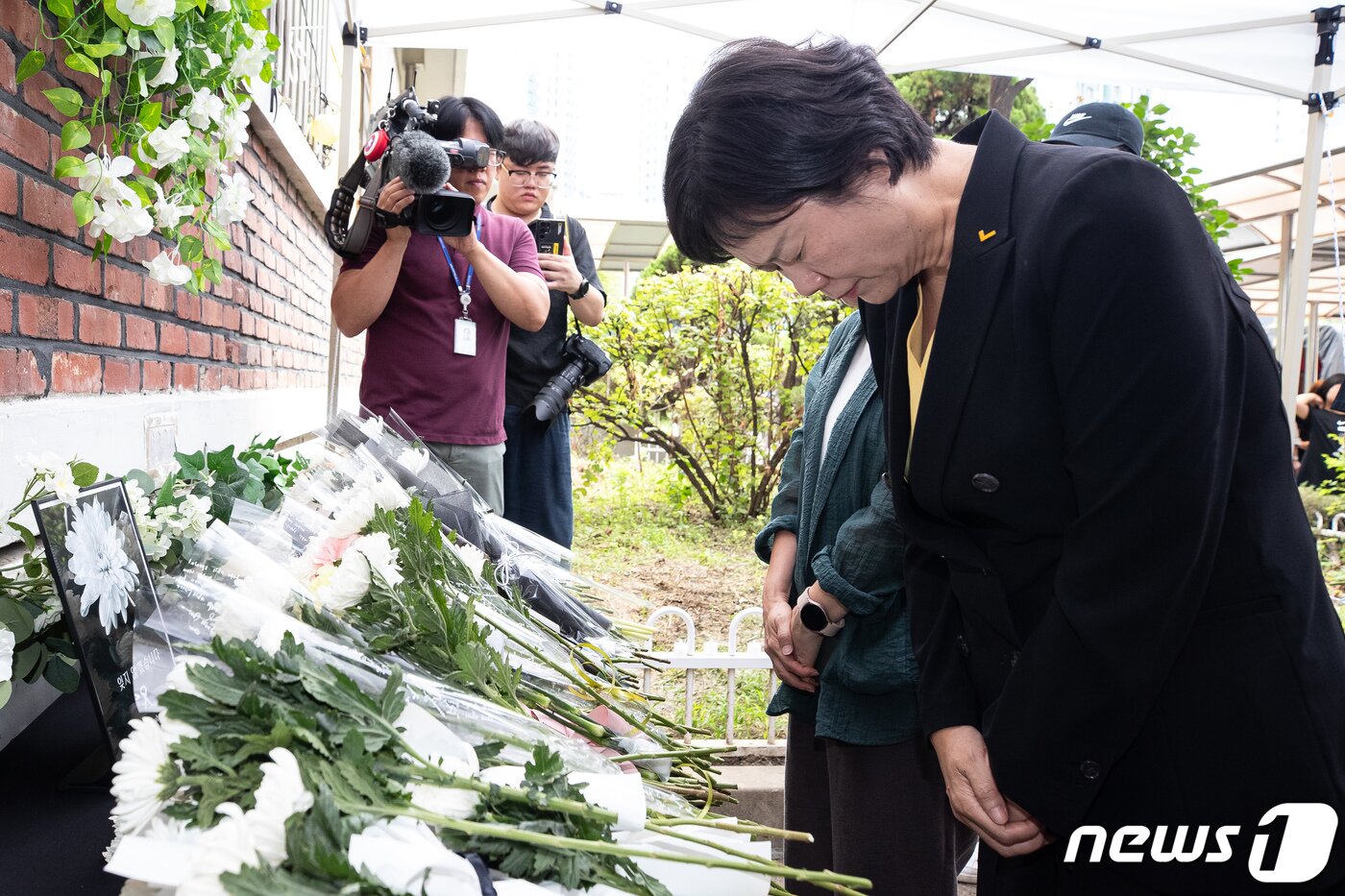 본문 이미지 - 이정미 정의당 대표가 서울 서이초 사망 교사의 49재인 4일 서울 서초구 서이초등학교에 마련된 추모공간을 찾아 헌화 후 묵념하고 있다. 2023.9.4/뉴스1 ⓒ News1 유승관 기자