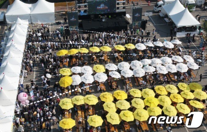 ‘2023 예산맥주페스티벌’ 열리고 있는 예산시장 모습.&#40;예산군 제공&#41;/뉴스1