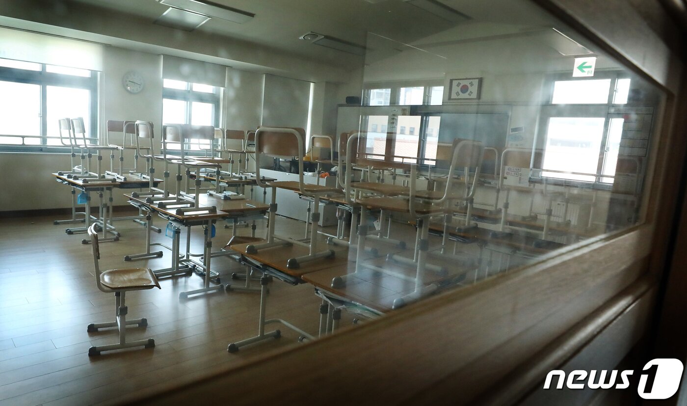 본문 이미지 - 서울 서이초 교사 49재 추모일을 '공교육 멈춤의 날'로 정한 4일 재량휴업에 들어간 세종시 한 초등학교 교실이 비어 있다.2023.9.4/뉴스1 ⓒ News1 김기남 기자