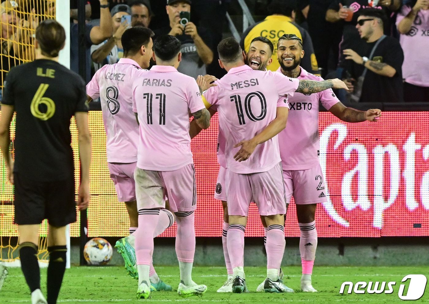 본문 이미지 - 인터 마이애미 메시가 조르디 알바와 포옹하며 기뻐하고 있다. ⓒ AFP=뉴스1