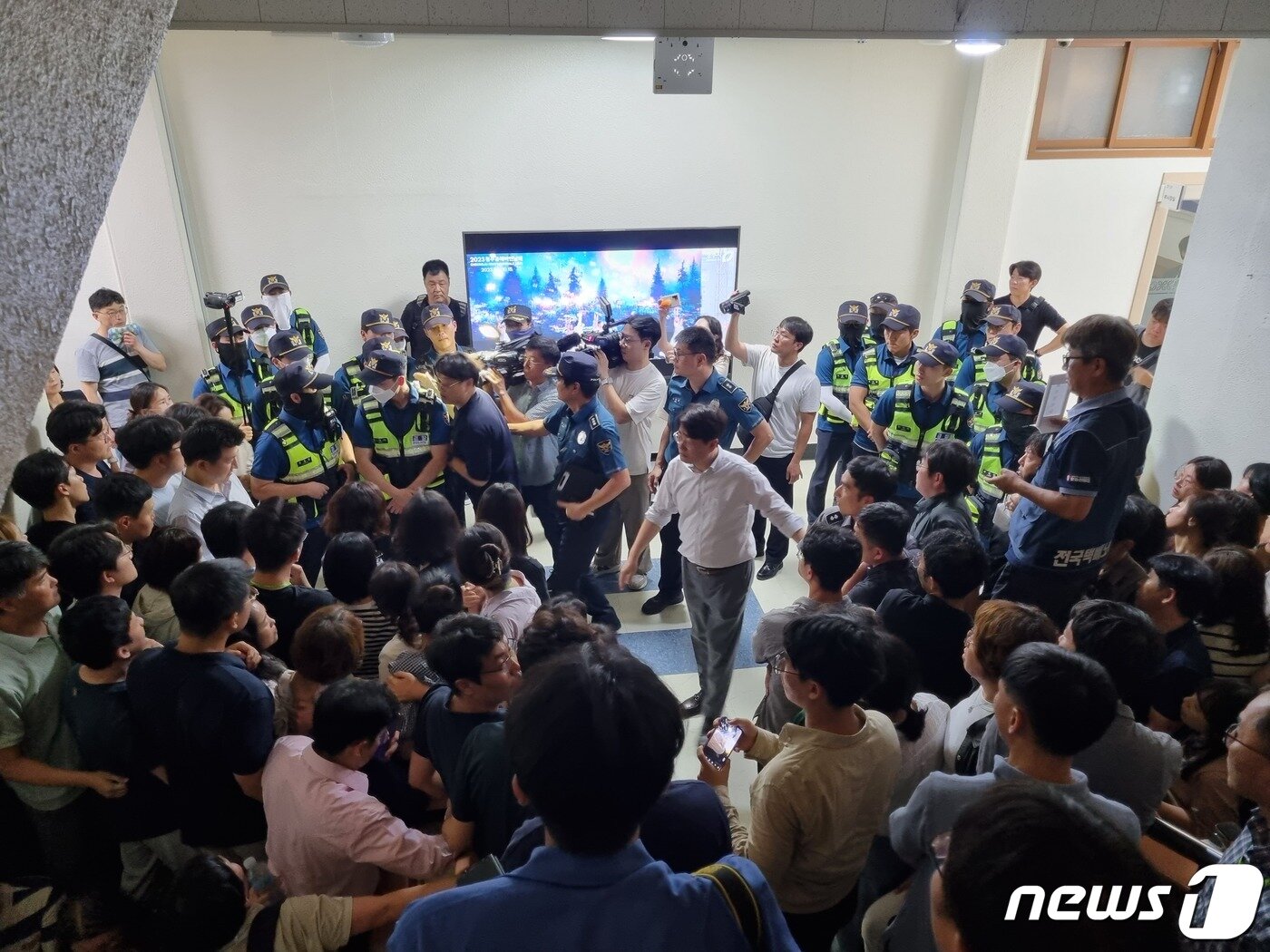 본문 이미지 - 오송참사 유가족협의회와 시민대책위원회가 4일 청주시장과 면담을 요구하며 청사 진입을 시도하고 있다.