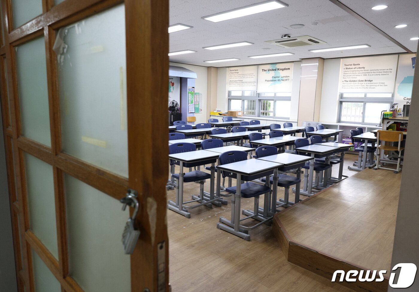 본문 이미지 - 서울 서이초 교사 49재 추모일을 '공교육 멈춤의 날'로 정한 4일 오후 서울의 한 초등학교 교실이 텅 비어 있다. 2023.9.4/뉴스1 ⓒ News1 신웅수 기자